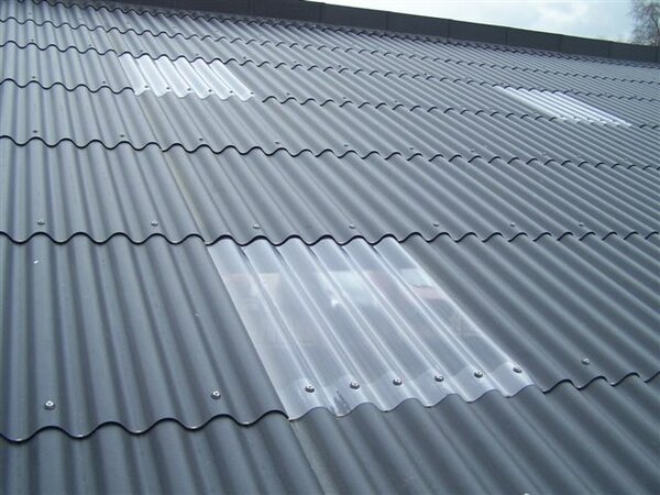 Kies ik een golfplaat van polyester of van polycarbonaat?